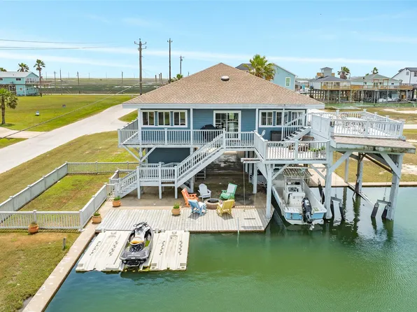 202 Schooner Dr, Freeport, TX 77541