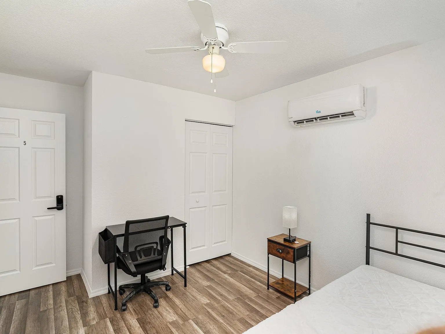 4 bed, 2.0 bath, 2262 sqft, $905 — Photo 2