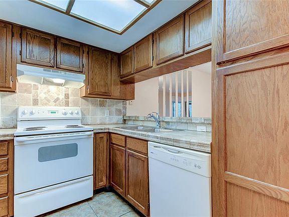 5th image of 121 Woodlake Wynde #121