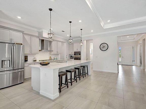5th image of 870 Hookline Cir
