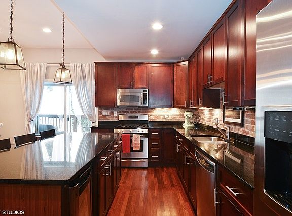 3rd image of 1440 N Wood St APT 1R