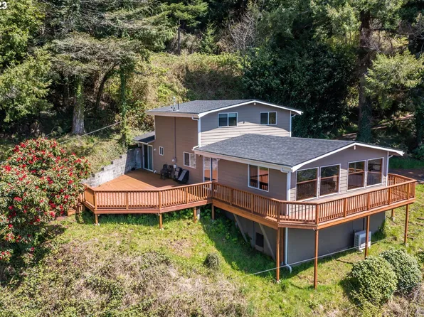 94533 Golf Course Ln, North Bend, OR 97459