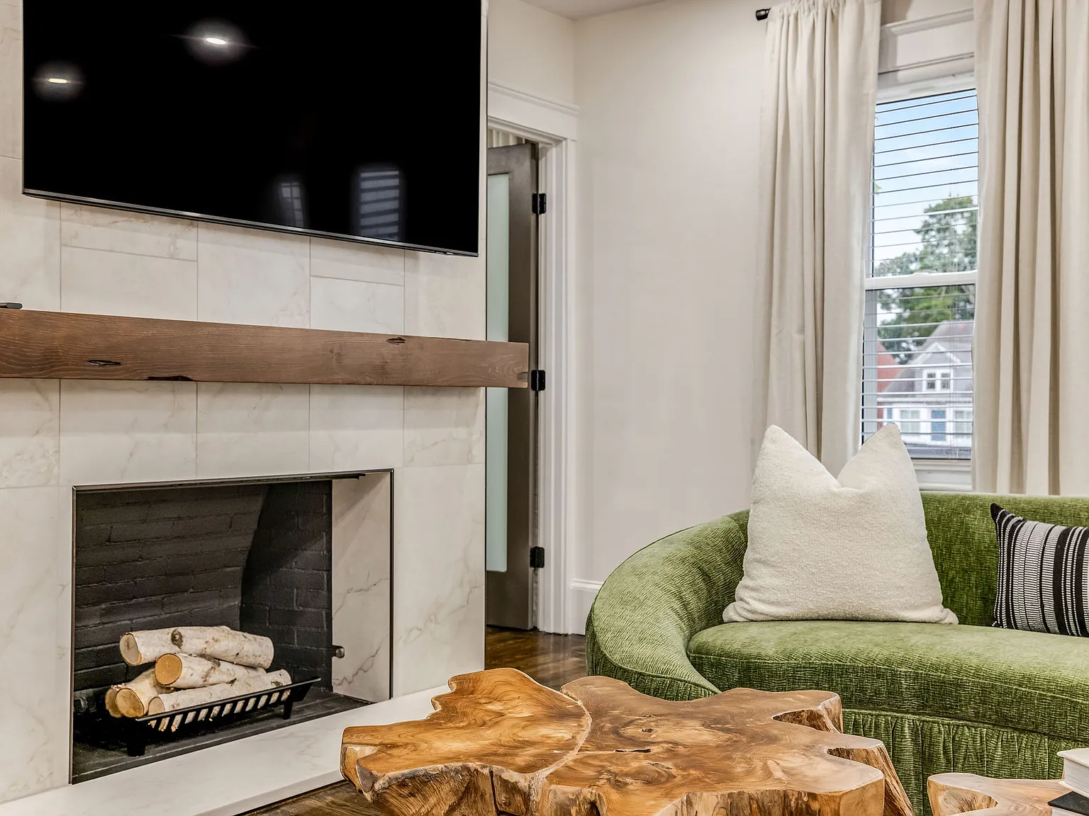 2 bed, 1.5 bath, 1200 sqft, $6,500 — Photo 2