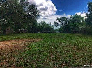 806 Zig Zag Ave, Devine, TX 78016