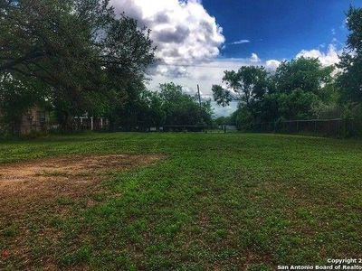 806 Zig Zag Ave, Devine, TX, 78016