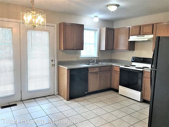 3rd image of 806 Cole St