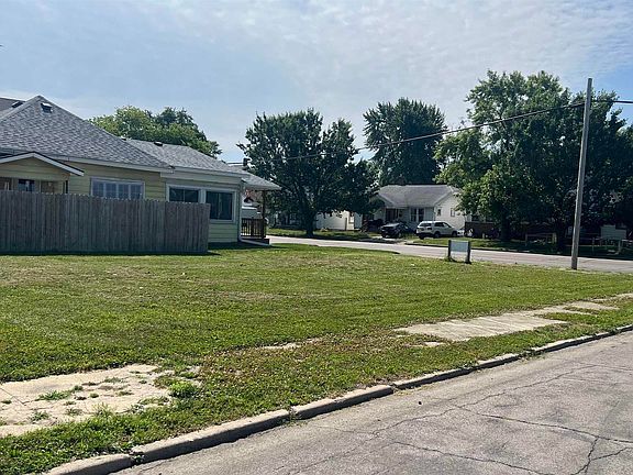 3rd image of 220-222 W Memorial Dr