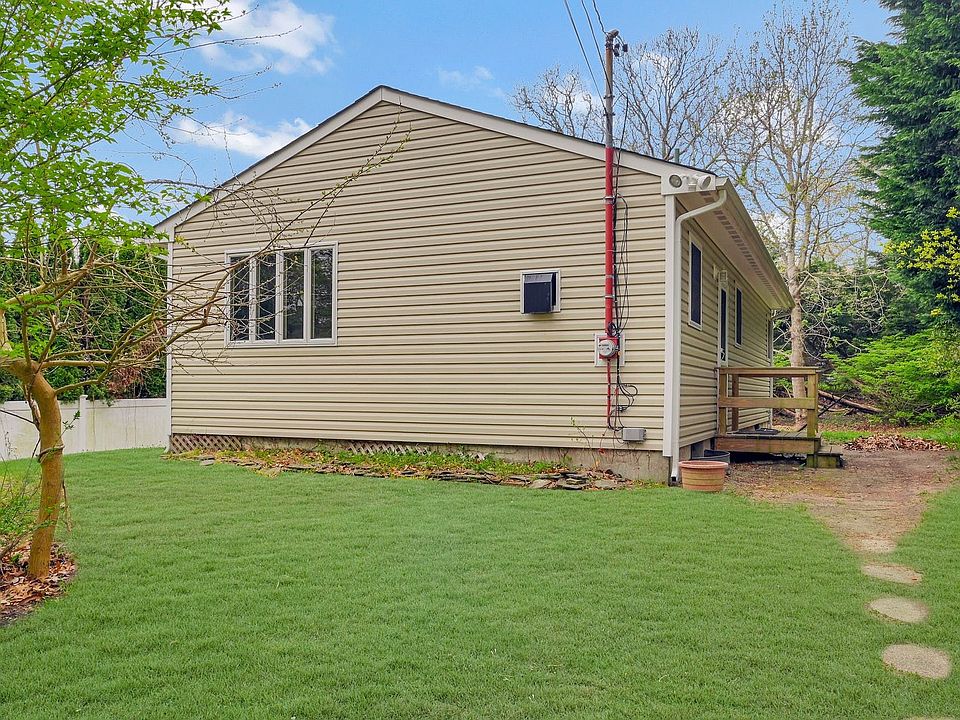 1st image of 13 Newtown Ct