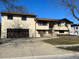 334 Rugby Pl, Schaumburg, IL 60194