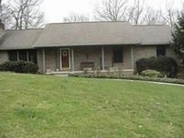 100 Lake Crest Ln, Oak Ridge, TN 37830