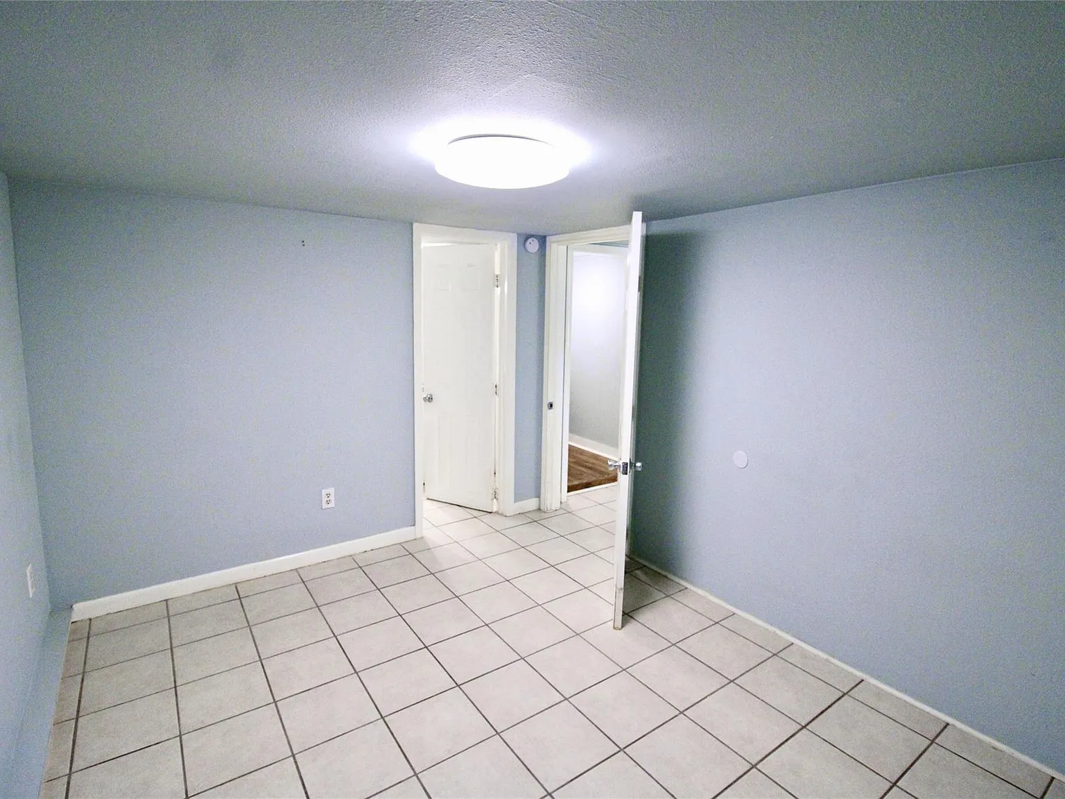 2 bed, 1.0 bath, 850 sqft, $1,300 — Photo 3