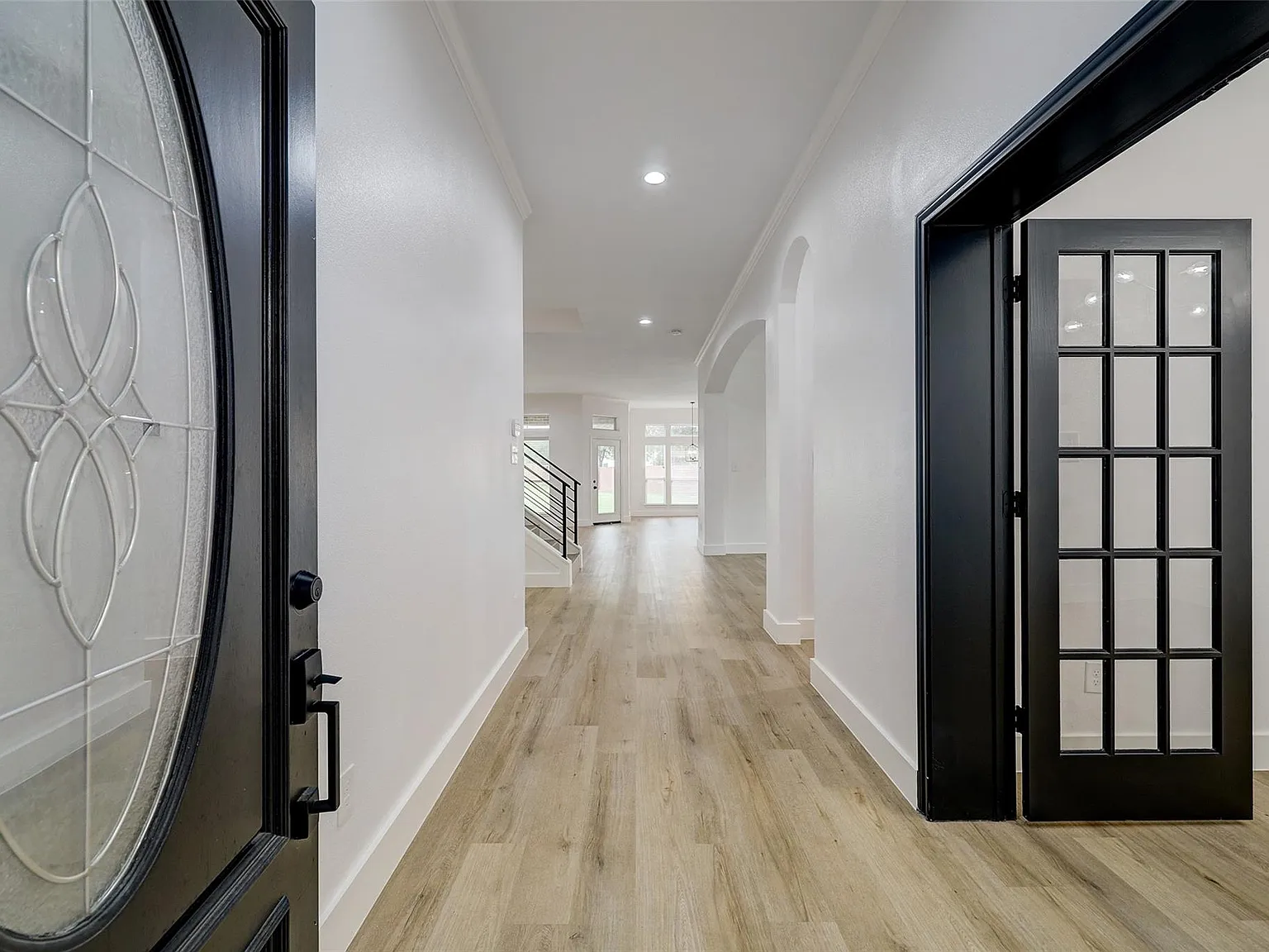 4 bed, 3.5 bath, 4050 sqft, $6,000 — Photo 4