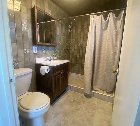5th image of 926 Gifford Ave #0