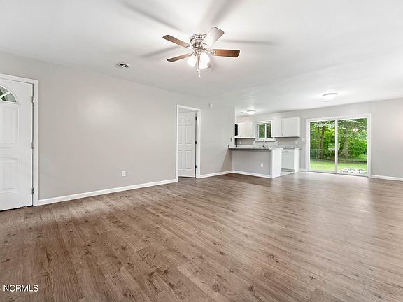 3rd image of 207 Autumn Cir