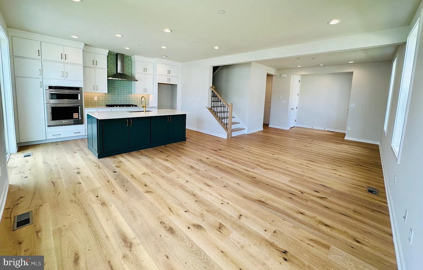 3 bed, 2.5 bath, 2355 sqft, $4,300 — Photo 3