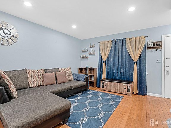 4th image of 706 Sharon Garden Ct