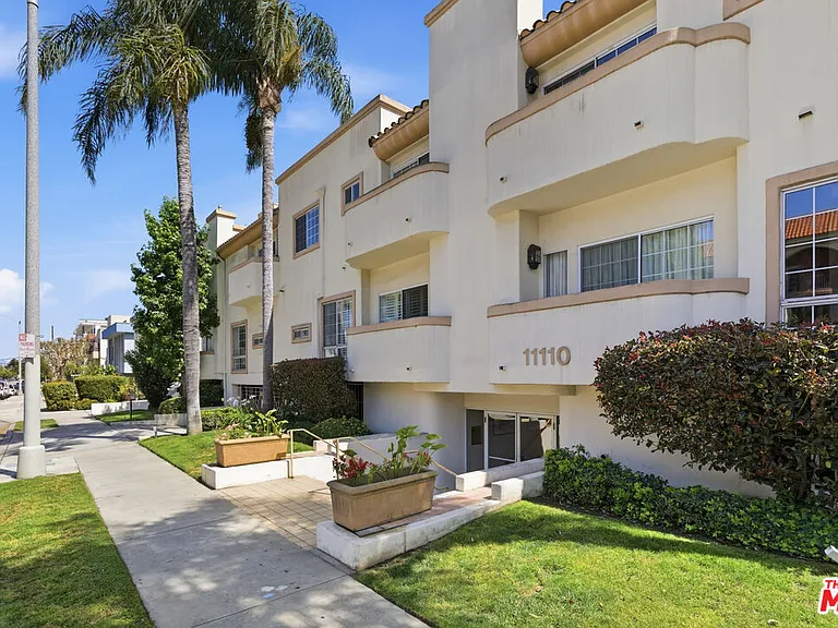 11110 Camarillo St #122 — Photo 29