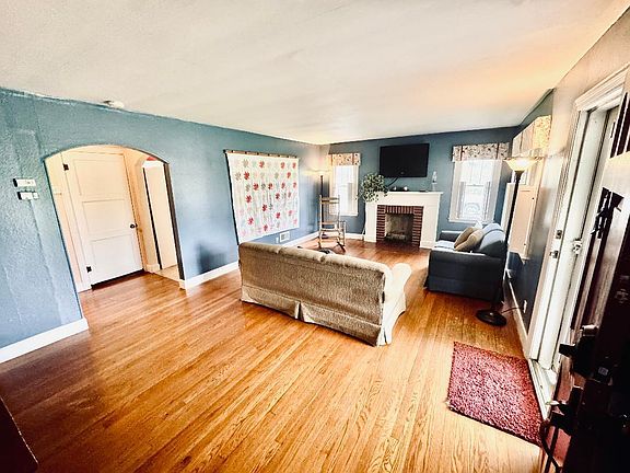 5th image of 306 Sunset Dr
