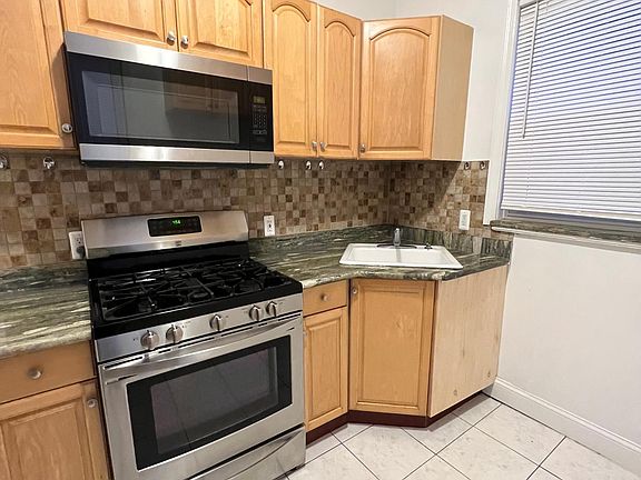 Kitchen (view 2)