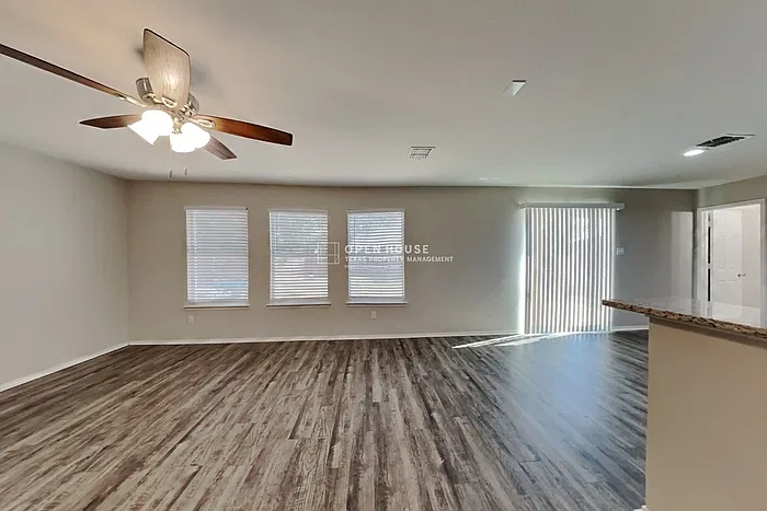 3 bed, 2.5 bath, 2280 sqft, $2,340 — Photo 4