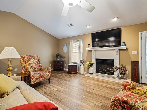 3rd image of 428 Battlecreek Way