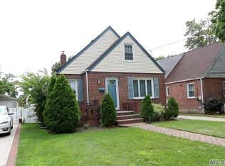 904 Terrace Blvd, New Hyde Park, NY 11040