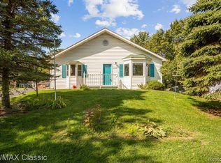 425 East St, Holly, MI 48442