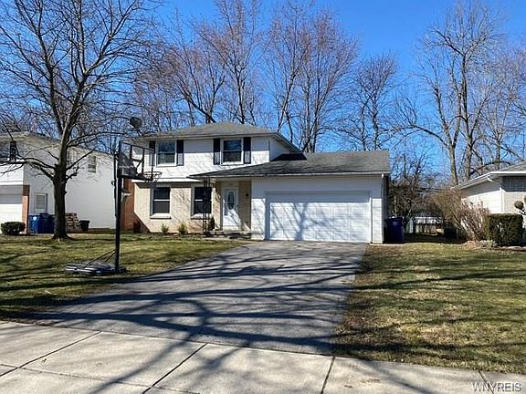 3rd image of 324 Sprucewood Ter