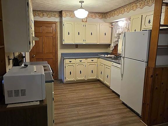 5th image of 95 Pleasant Dr