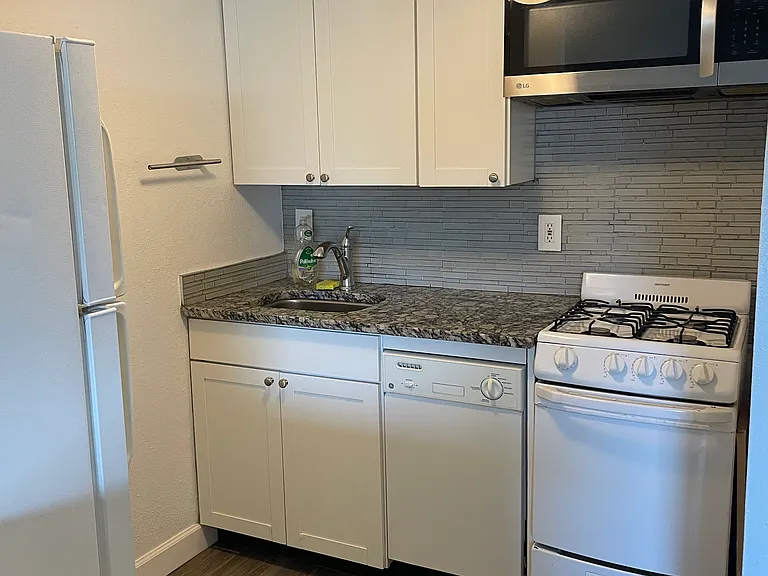 145 Oyster Bay Cir #150 — Photo 5