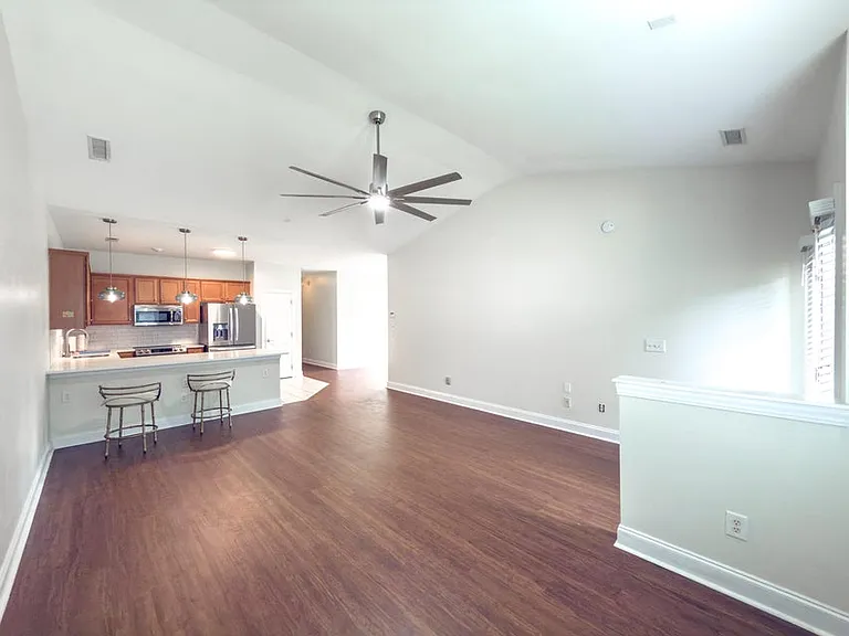 102 Manning Ct — Photo 4