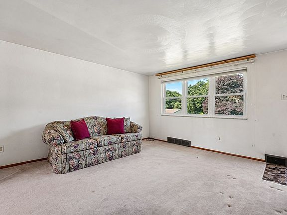 5th image of 128 Louis Dr