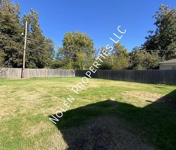 103 E Marshall Dr — Photo 2
