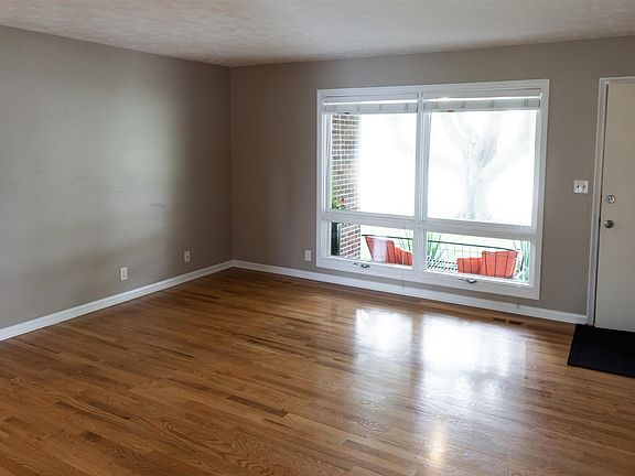 4th image of 7340 Lexington Ave