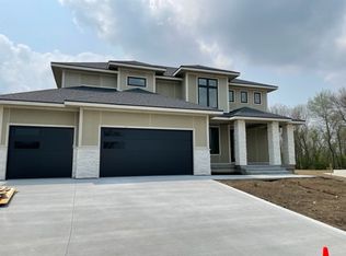 14836 Sutton Dr, Urbandale, IA 50323