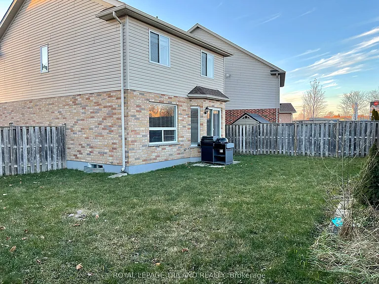 979 Crosscreek Ct — Photo 17