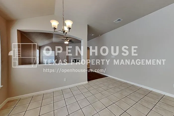 621 Soledad St — Photo 6