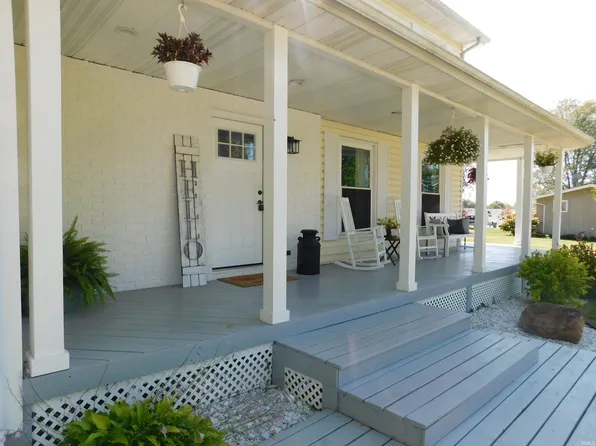 1102 N Hiawatha Dr, Syracuse, IN 46567