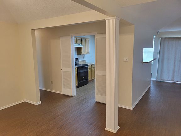 3rd image of 2817 Hampshire Dr