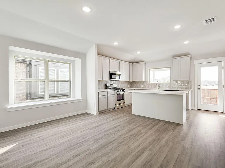 2907 Doggett Dr — Photo 5