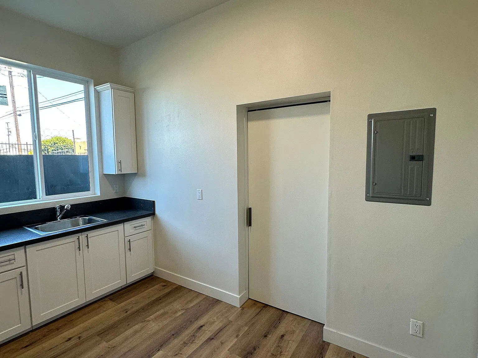 10914 S. Main St. — Photo 4