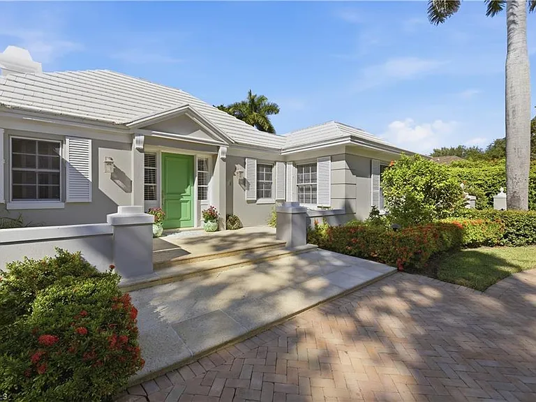 2700 Lantern Ln — Photo 4