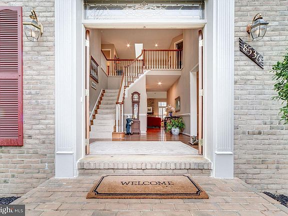 3rd image of 8536 Oak Chase Cir