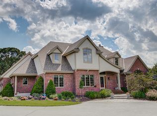 211 Muirfield Cir, North Prairie, WI 53153