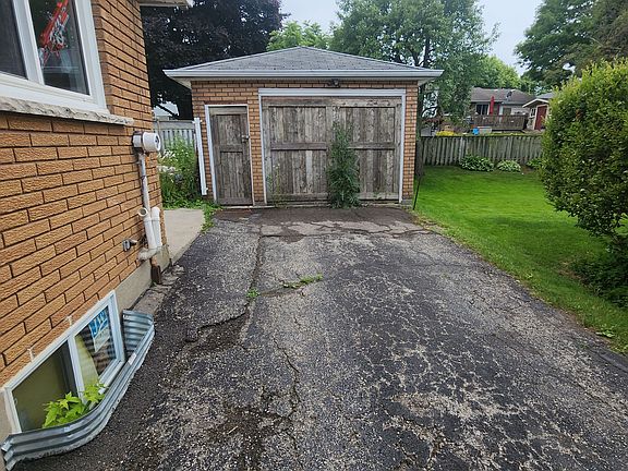 3rd image of 936 Alice St