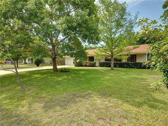 3rd image of 504 W Oak Dr