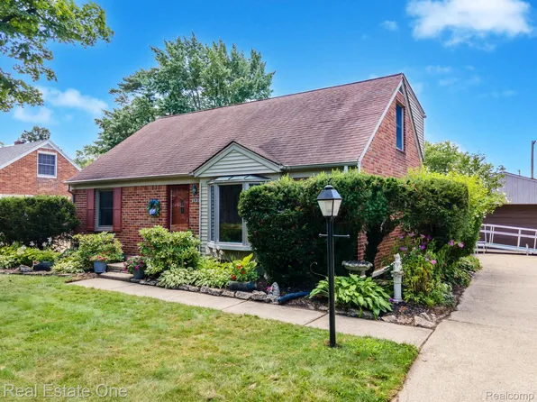 1938 Beverly St, Sylvan Lake, MI 48320