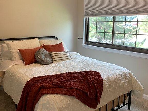 3rd image of 709 Julian Cir