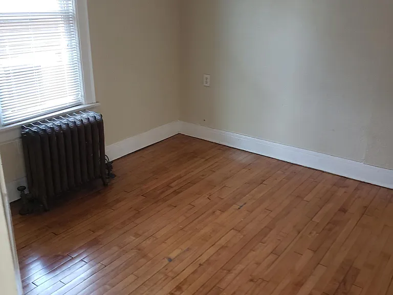 531 E Locust St — Photo 4
