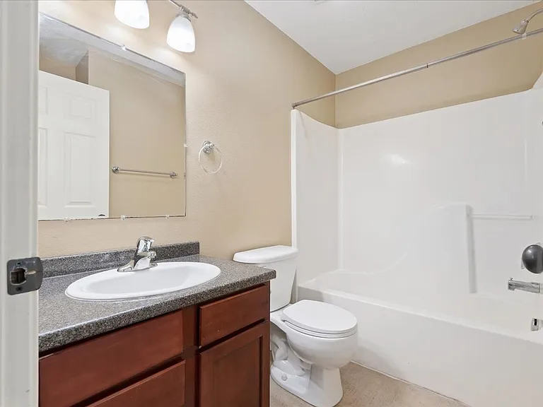 Canal St Apartments — Photo 20